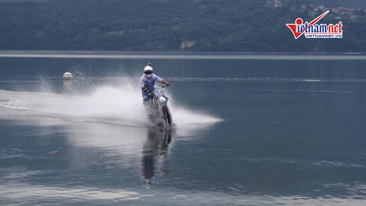 Biker lái mô tô lao vun vút vượt 5km trên mặt hồ